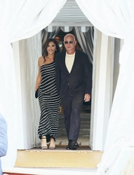 Hôn thê tỷ phú Jeff Bezos diện đầm dạ hội màu xanh đen trước đám cưới