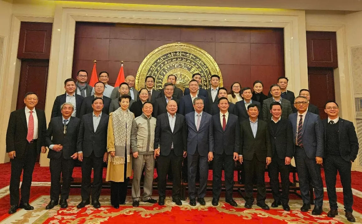 Chủ tịch UBND tỉnh Vương Quốc Tuấn (hàng đầu, thứ 5 từ phải qua) chụp ảnh lưu niệm với các đại biểu tại Đại sứ quán Việt Nam tại Trung Quốc, tháng 2/2025. Chủ tịch UBND tỉnh Vương Quốc Tuấn (hàng đầu, thứ 5 từ phải qua) chụp ảnh lưu niệm với các đại biểu tại Đại sứ quán Việt Nam tại Trung Quốc, tháng 2/2025.