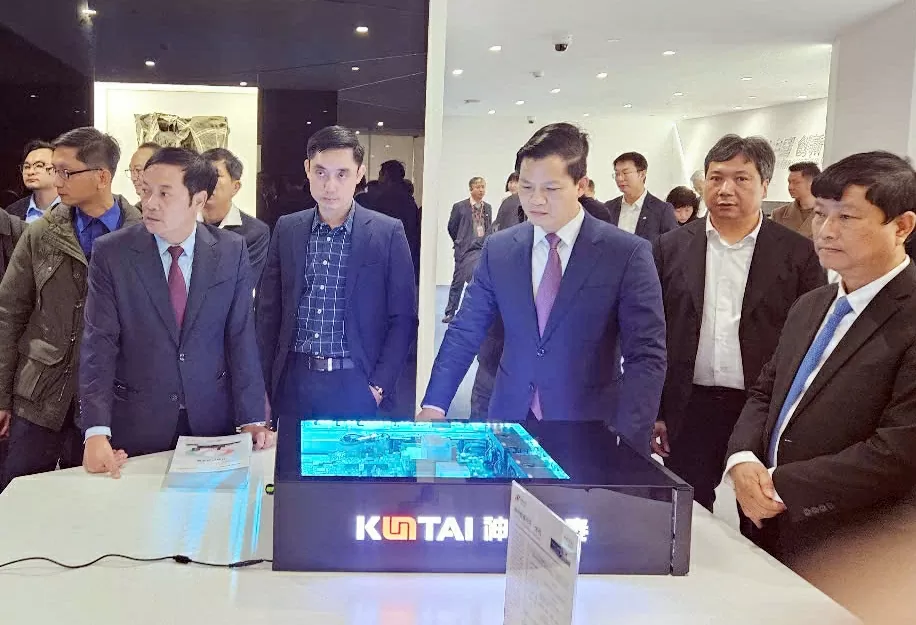 Chủ tịch UBND tỉnh Vương Quốc Tuấn (thứ ba từ phải qua) thăm quan các sản phẩm của Tập đoàn Digital China tại Trung Quốc, tháng 2/2025. Chủ tịch UBND tỉnh Vương Quốc Tuấn (thứ ba từ phải qua) thăm quan các sản phẩm của Tập đoàn Digital China tại Trung Quốc, tháng 2/2025.