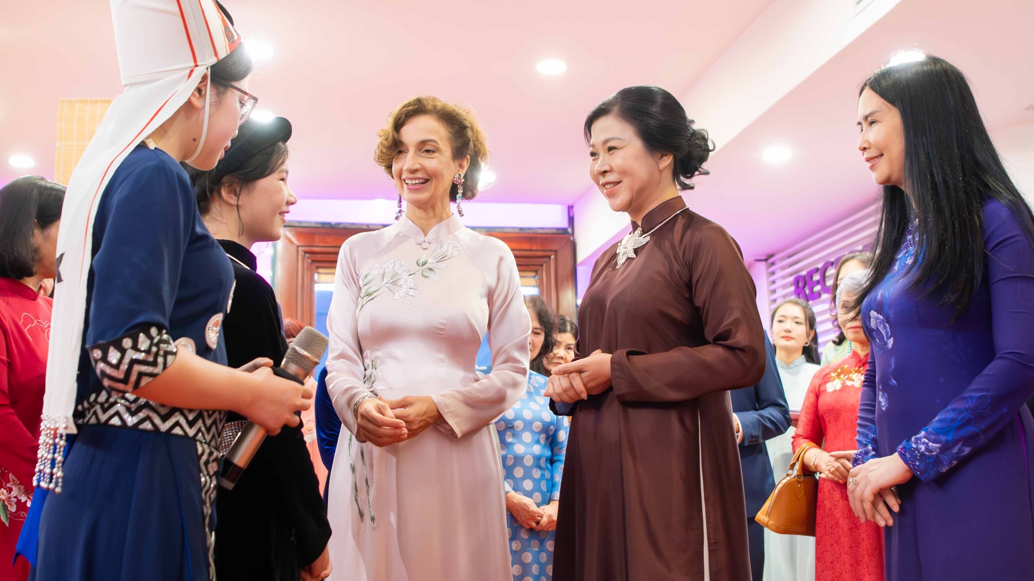 Phu nhân Tổng Bí thư và Tổng giám đốc UNESCO dự Triển lãm 'Chúng tôi CÓ THỂ'