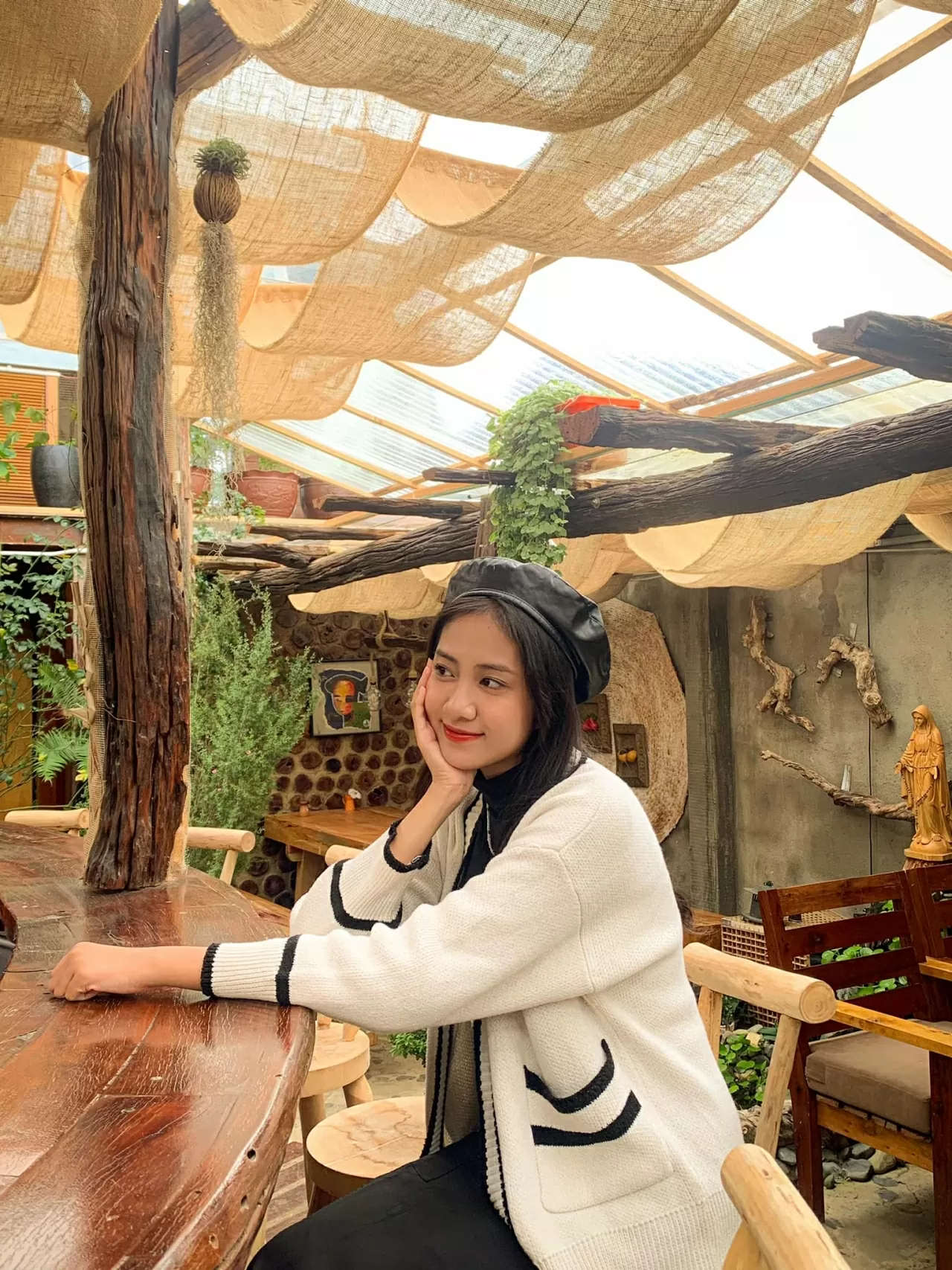 Nhan sắc trong trẻo của Hoa hậu Hà Trúc Linh