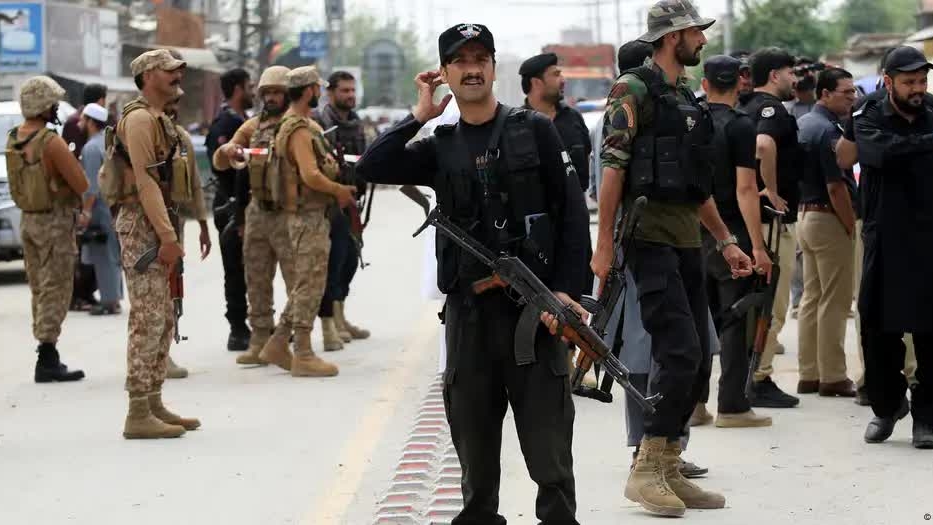Pakistan: Đánh bom liều chết khiến ít nhất 16 binh sĩ thiệt mạng và nhiều người bị thương
