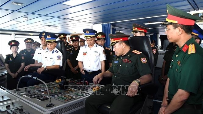 Đoàn sĩ quan trẻ Quân đội nhân dân Lào giao lưu với Bộ Tư lệnh Vùng Cảnh sát biển 2