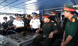 Đoàn sĩ quan trẻ Quân đội nhân dân Lào giao lưu với Bộ Tư lệnh Vùng Cảnh sát biển 2