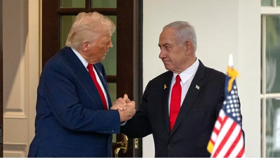 Tổng thống Donald Trump chỉ trích các công tố viên Israel về phiên tòa xét xử tham nhũng của ông Netanyahu. Tổng thống Hoa Kỳ Donald Trump, bên trái, bắt tay Thủ tướng Israel Benjamin Netanyahu khi ông rời Cánh Tây của Nhà Trắng, Thứ Hai, ngày 7/4, tại Washington. (Nguồn: CTV News) Tổng thống Donald Trump chỉ trích các công tố viên Israel về phiên tòa xét xử tham nhũng của ông Netanyahu. Tổng thống Hoa Kỳ Donald Trump, bên trái, bắt tay Thủ tướng Israel Benjamin Netanyahu khi ông rời Cánh Tây của Nhà Trắng, Thứ Hai, ngày 7/4, tại Washington. (Nguồn: CTV News)