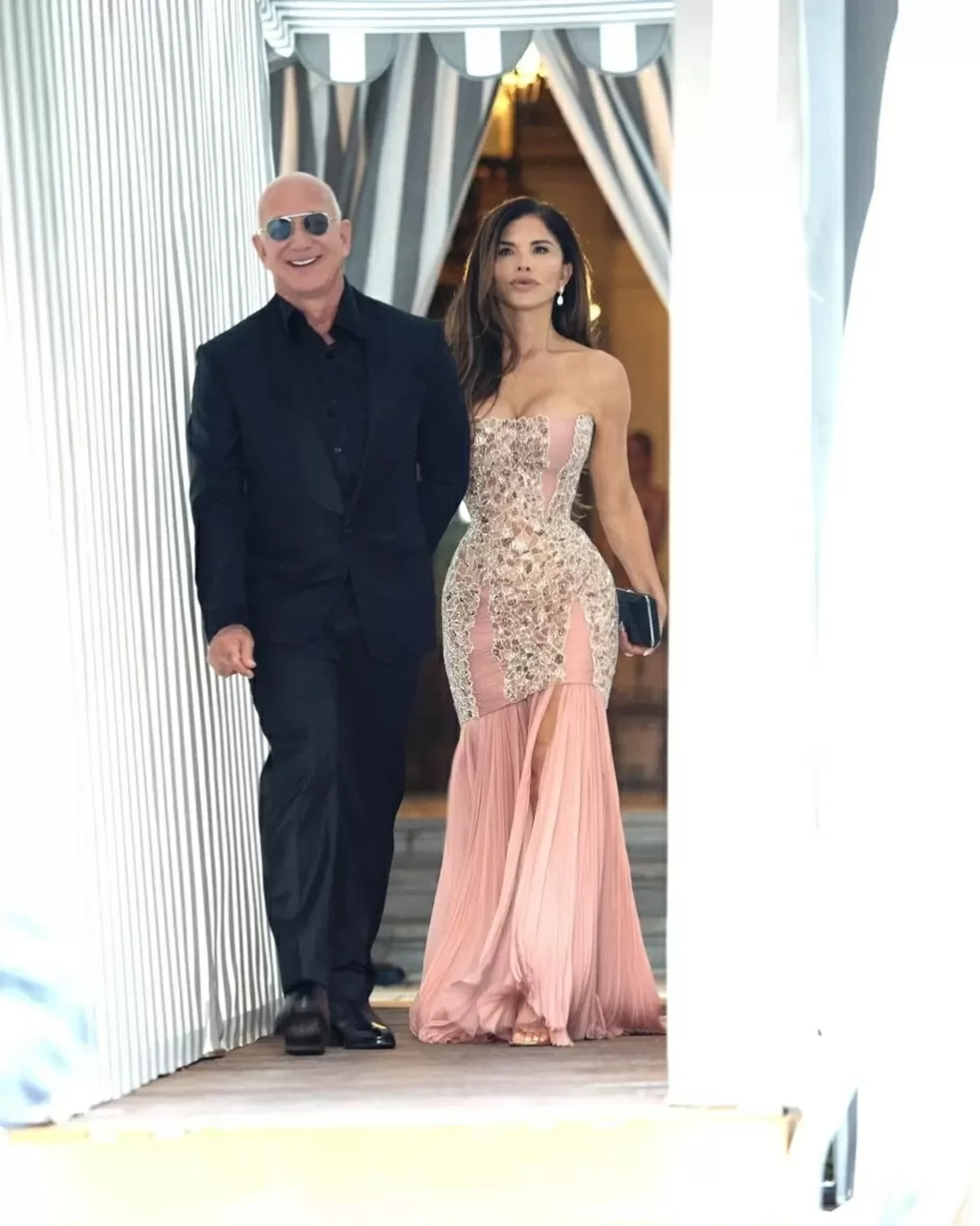 Page Six cho biết, tỷ phú Amazon và tân nương Lauren Sánchez khép lại tuần lễ cưới xa hoa tại Venice, Italy, bằng bữa tiệc đồ ngủ Vợ chồng tỷ phú Jeff Bezos - Lauren Sanchez mở tiệc kết thúc đám cưới xa hoa