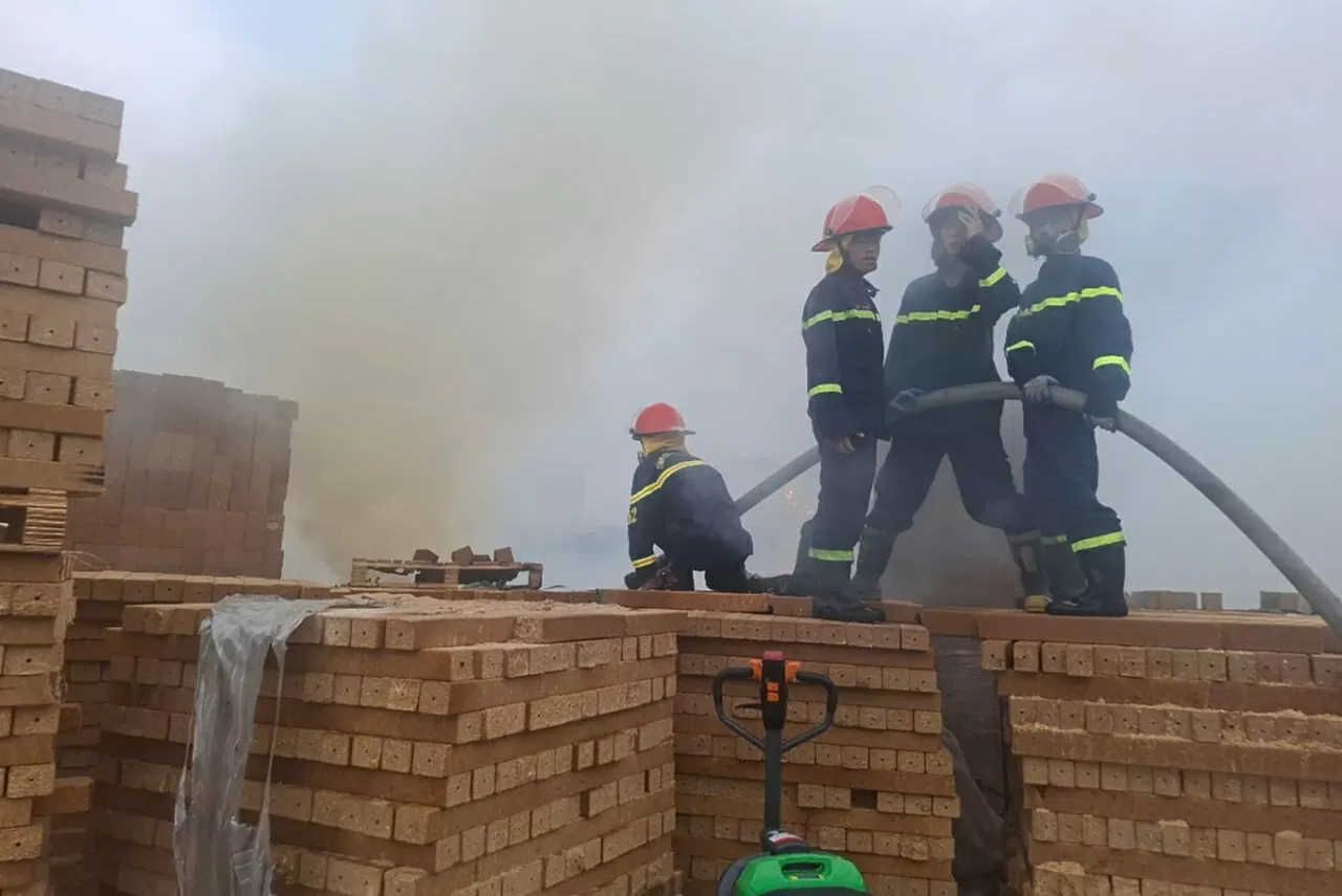 Hưng Yên: Đám cháy nghiêm trọng tại xưởng tái chế phế liệu được dập tắt hoàn toàn Hưng Yên: Đám cháy nghiêm trọng tại xưởng tái chế phế liệu được dập tắt hoàn toàn