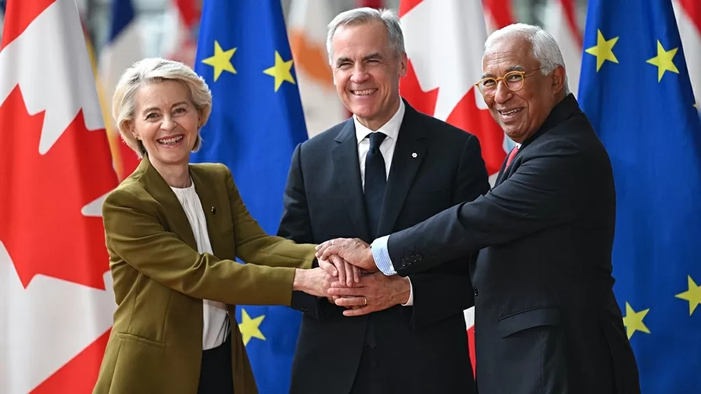 Chủ tịch Ủy ban châu Âu Ursula von der Leyen, Thủ tướng Canada Mark Carney và chủ tịch Hội đồng châu Âu Antonio Costa bắt tay nhau tại Hội nghị thượng đỉnh EU-Canada lần thứ 20 tại Brussels (Bỉ) ngày 23/6. (Nguồn: EU) Chủ tịch Ủy ban châu Âu Ursula von der Leyen, Thủ tướng Canada Mark Carney và chủ tịch Hội đồng châu Âu Antonio Costa bắt tay nhau tại Hội nghị thượng đỉnh EU-Canada lần thứ 20 tại Brussels (Bỉ) ngày 23/6. (Nguồn: EU)