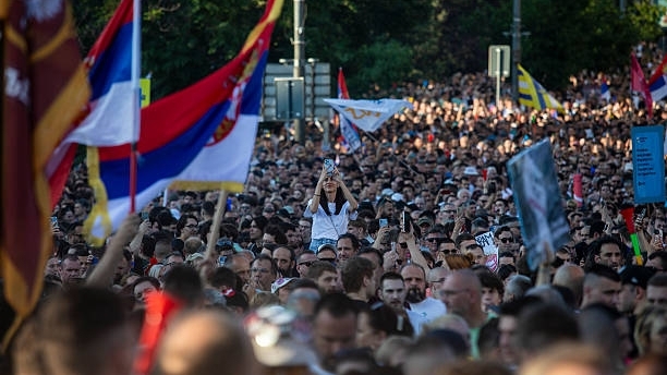 Serbia: Hàng trăm ngàn người biểu tình đổ về trung tâm thủ đô yêu cầu bầu cử sớm, Tổng thống tuyên bố sẽ mạnh tay ngăn chặn