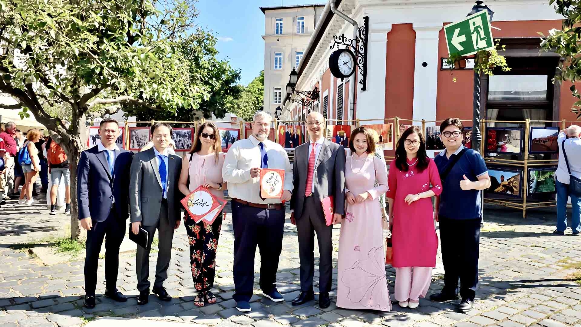 Đậm đà bản sắc văn hóa Việt, tăng cường giao lưu nhân dân, thắt chặt tình hữu nghị Việt Nam-Hungary