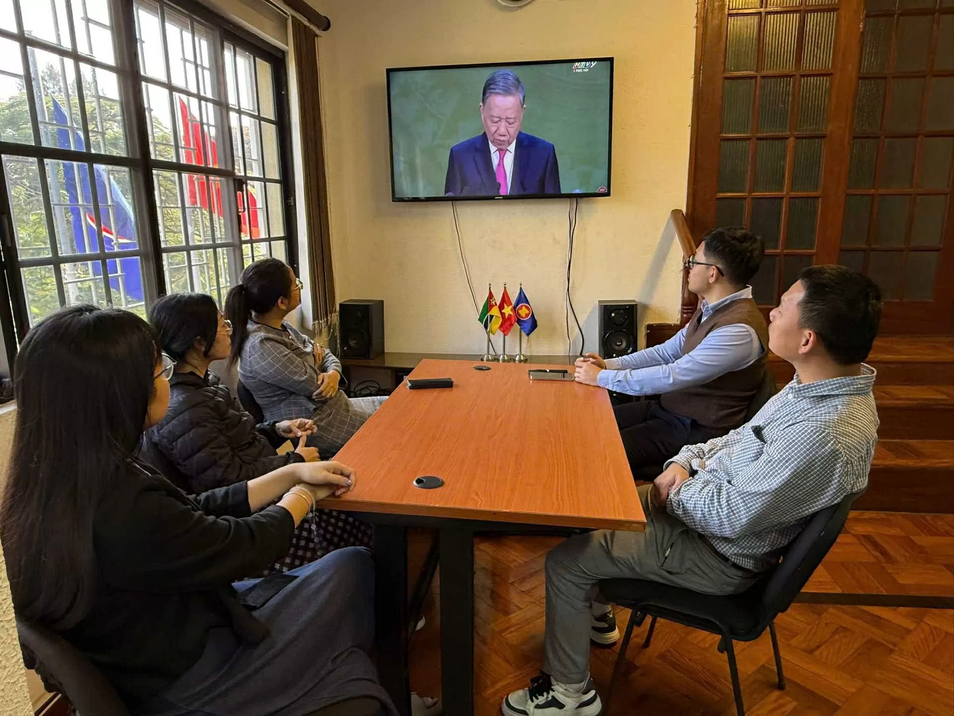 Các cơ quan đại diện Việt Nam ở nước ngoài theo dõi Lễ công bố các nghị quyết, quyết định về sáp nhập đơn vị hành chính Các cơ quan đại diện Việt Nam ở nước ngoài theo dõi Lễ công bố các nghị quyết, quyết định về sáp nhập đơn vị hành chính