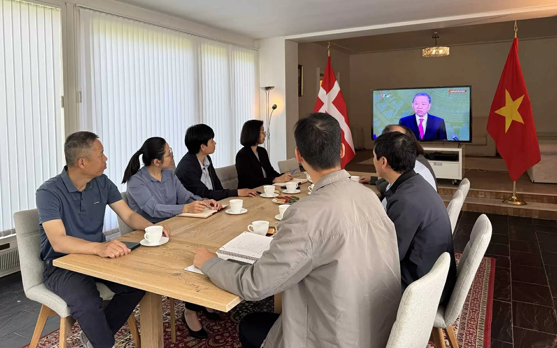 Các cơ quan đại diện Việt Nam ở nước ngoài theo dõi Lễ công bố các nghị quyết, quyết định về sáp nhập đơn vị hành chính