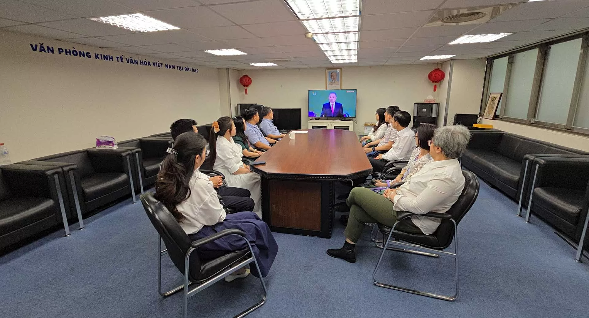 Các cơ quan đại diện Việt Nam ở nước ngoài theo dõi Lễ công bố các nghị quyết, quyết định về sáp nhập đơn vị hành chính