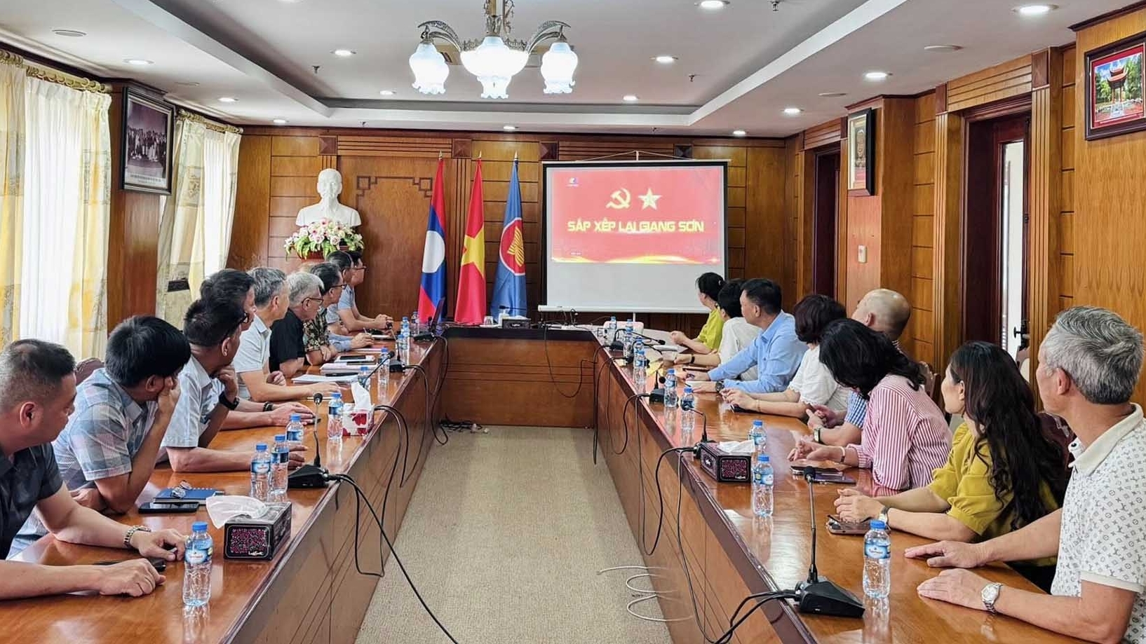 Các cơ quan đại diện Việt Nam ở nước ngoài theo dõi Lễ công bố các nghị quyết, quyết định về sáp nhập đơn vị hành chính