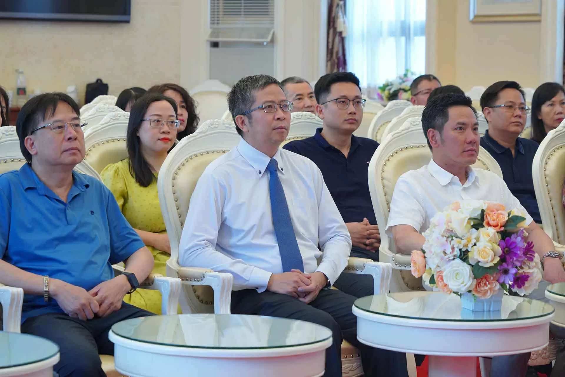 Đại sứ quán Việt Nam tại Trung Quốc cùng cả nước theo dõi Lễ công bố các nghị quyết, quyết định về thực hiện chính quyền địa phương hai cấp Đại sứ quán Việt Nam tại Trung Quốc cùng cả nước theo dõi Lễ công bố các nghị quyết, quyết định về thực hiện chính quyền địa phương hai cấp