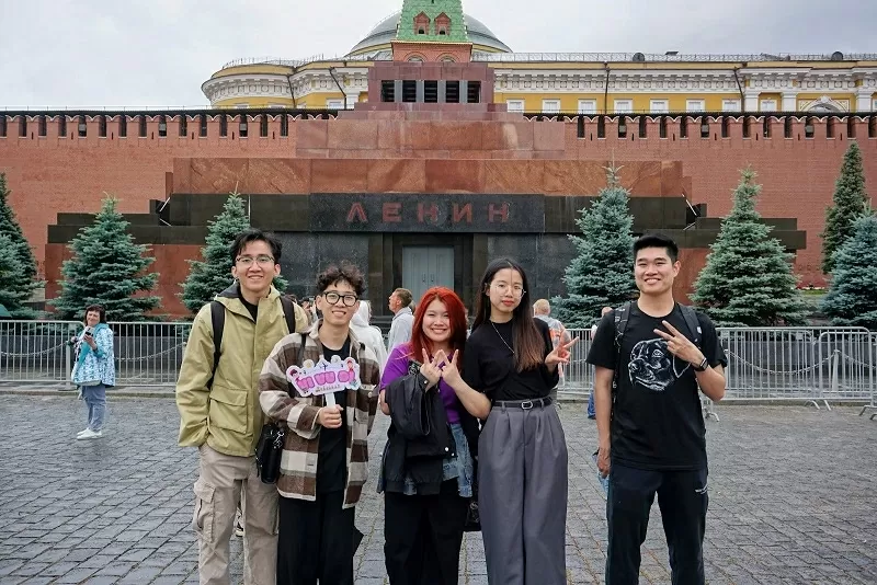 Tuổi trẻ Việt Nam tại Nga với hành trình tri ân lịch sử 'Theo dấu chân Bác' Tuổi trẻ Việt Nam tại Nga với hành trình tri ân lịch sử 'Theo dấu chân Bác'