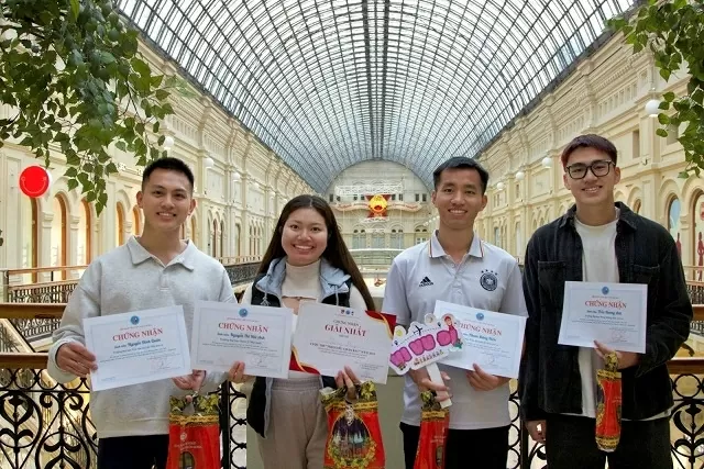 Tuổi trẻ Việt Nam tại Nga với hành trình tri ân lịch sử 'Theo dấu chân Bác' Tuổi trẻ Việt Nam tại Nga với hành trình tri ân lịch sử 'Theo dấu chân Bác'