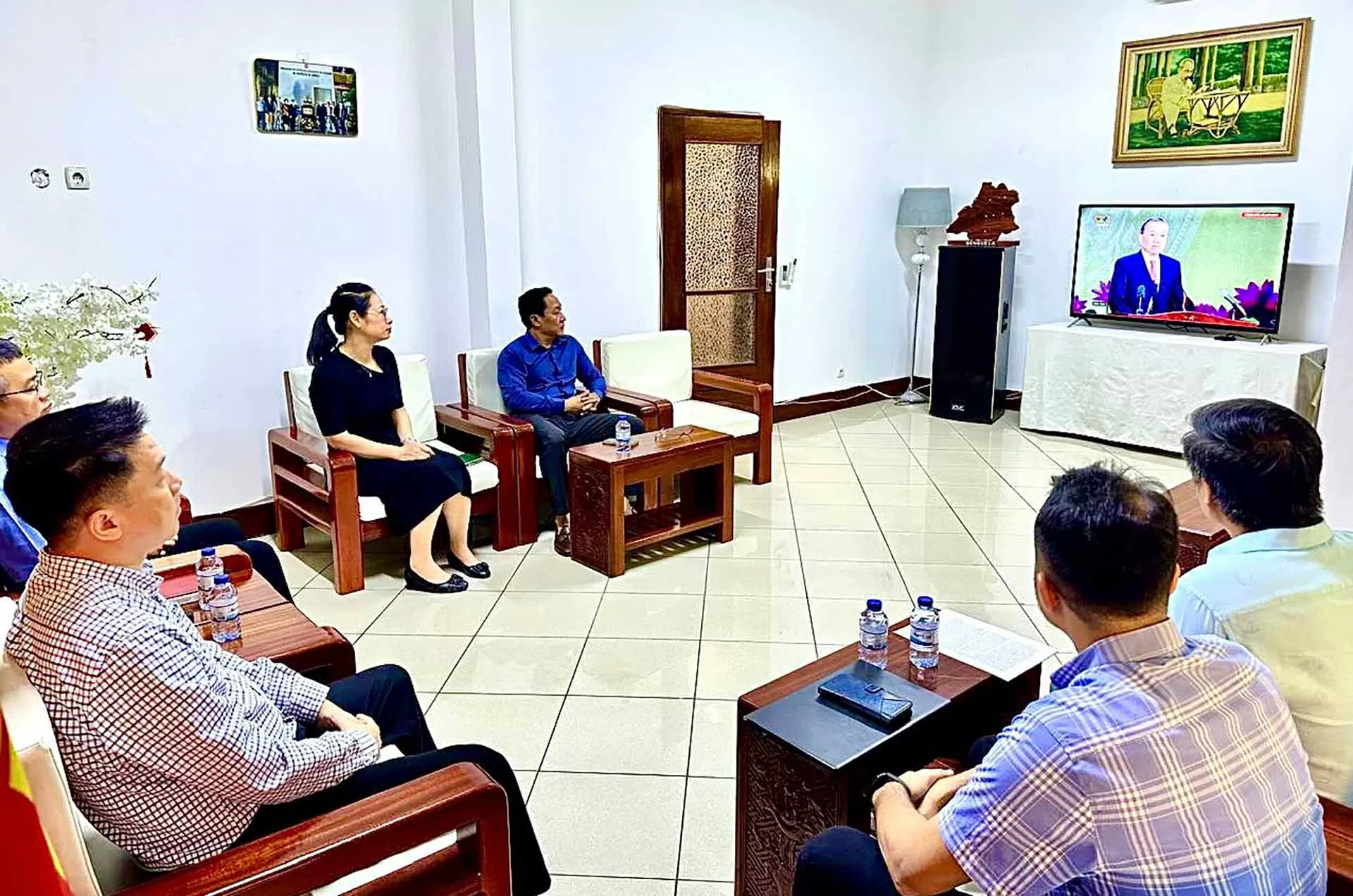 Đại sứ quán Việt Nam tại các nước theo dõi bản tin đặc biệt và cầu truyền hình ‘Sắp xếp lại giang sơn’