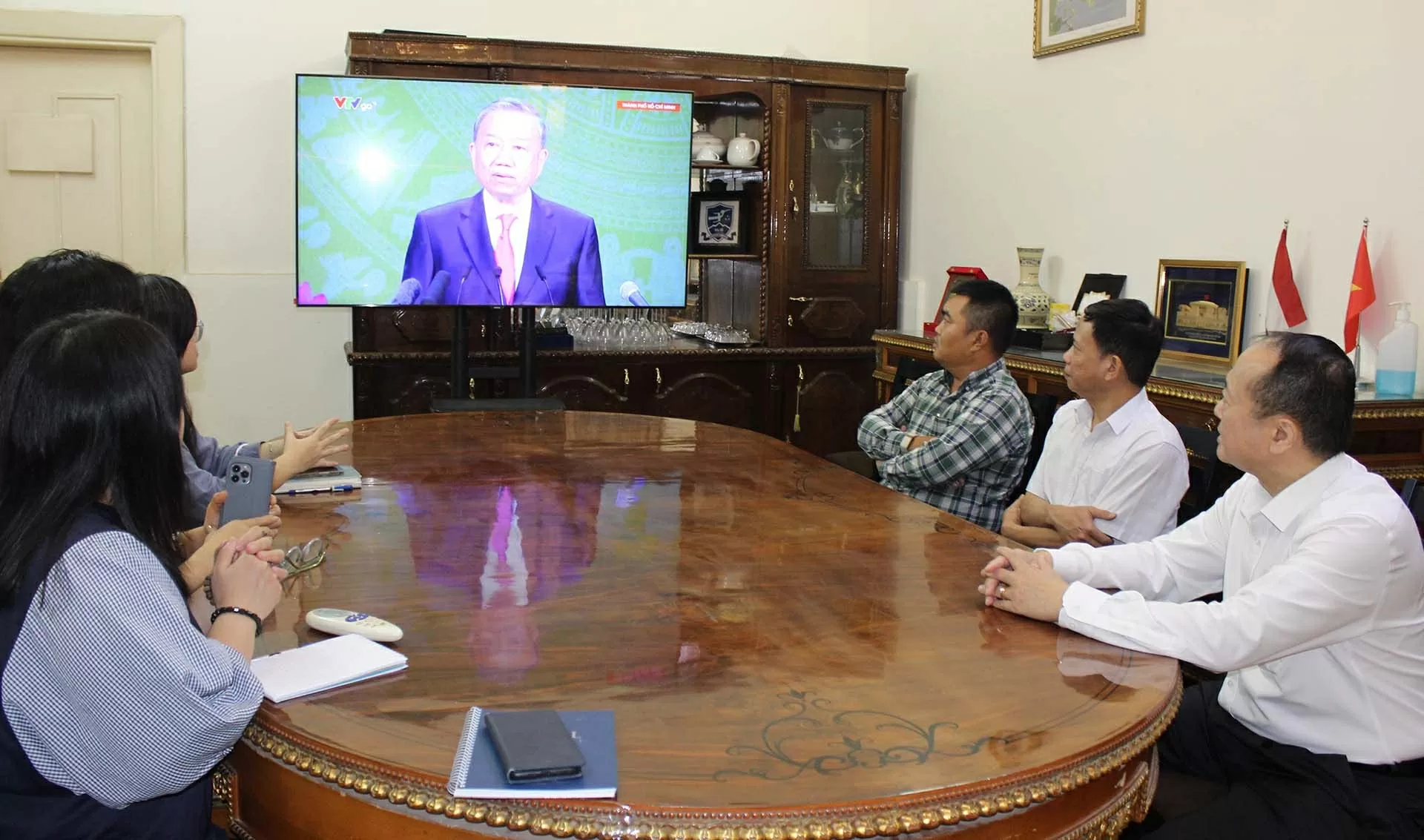 Đại sứ quán Việt Nam tại các nước theo dõi bản tin đặc biệt và cầu truyền hình ‘Sắp xếp lại giang sơn’