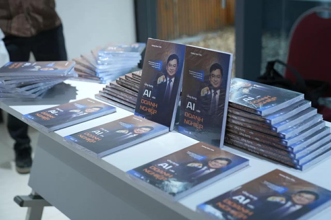 Cuốn sách đề cập đến 3 yếu tố của con người mà AI không thể thay thế: sự tò mò, tính cảm xúc và khả năng sáng tạo.“Đây là những điều con người vẫn sẽ nắm ưu thế và đi đầu ở thời điểm hiện tại”, tác giả chia sẻ. (Ảnh: BTC) Cuốn sách đề cập đến 3 yếu tố của con người mà AI không thể thay thế: sự tò mò, tính cảm xúc và khả năng sáng tạo.“Đây là những điều con người vẫn sẽ nắm ưu thế và đi đầu ở thời điểm hiện tại”, tác giả chia sẻ. (Ảnh: BTC)
