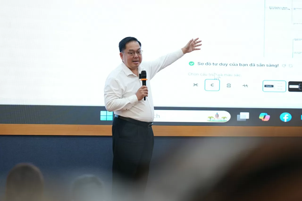 Tác giả Hoàng Nam Tiến mong muốn cuốn sách sẽ giúp độc giả có nhận thức đúng nhất về AI, hiểu về tiềm năng và cách ứng dụng AI hiệu quả trong doanh nghiệp. (Ảnh: BTC) Tác giả Hoàng Nam Tiến mong muốn cuốn sách sẽ giúp độc giả có nhận thức đúng nhất về AI, hiểu về tiềm năng và cách ứng dụng AI hiệu quả trong doanh nghiệp. (Ảnh: BTC)