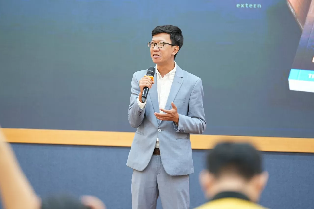 Giám đốc TIMES Vũ Trọng Đại chia sẻ về quá trình xuất bản cuốn sách “Ứng dụng AI vào doanh nghiệp”. (Ảnh: BTC) Giám đốc TIMES Vũ Trọng Đại chia sẻ về quá trình xuất bản cuốn sách “Ứng dụng AI vào doanh nghiệp”. (Ảnh: BTC)