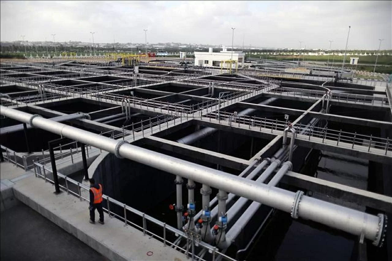 Một kỹ thuật viên đang kiểm tra cơ sở hạ tầng tại một cơ sở khí đốt tự nhiên được kết nối với đường ống Blue Stream. (Ảnh AA)