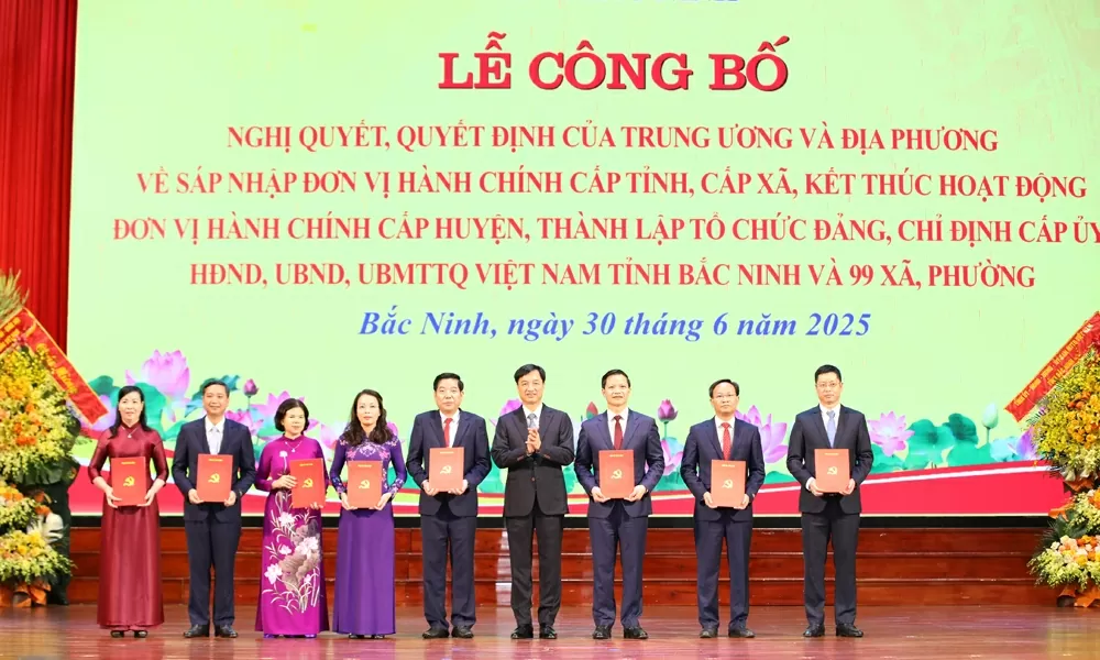 Đồng chí Nguyễn Duy Ngọc trao các nghị quyết, quyết định của Trung ương. Đồng chí Nguyễn Duy Ngọc trao các nghị quyết, quyết định của Trung ương.