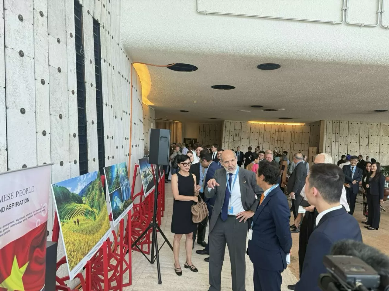 Một Việt Nam bản sắc, nhân văn và hội nhập qua những bức ảnh sống động tại Geneva, Thụy Sỹ Một Việt Nam bản sắc, nhân văn và hội nhập qua những bức ảnh sống động tại Geneva, Thụy Sỹ