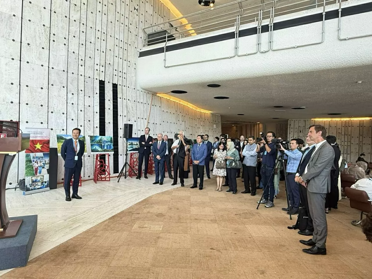 Một Việt Nam bản sắc, nhân văn và hội nhập qua những bức ảnh sống động tại Geneva, Thụy Sỹ Một Việt Nam bản sắc, nhân văn và hội nhập qua những bức ảnh sống động tại Geneva, Thụy Sỹ