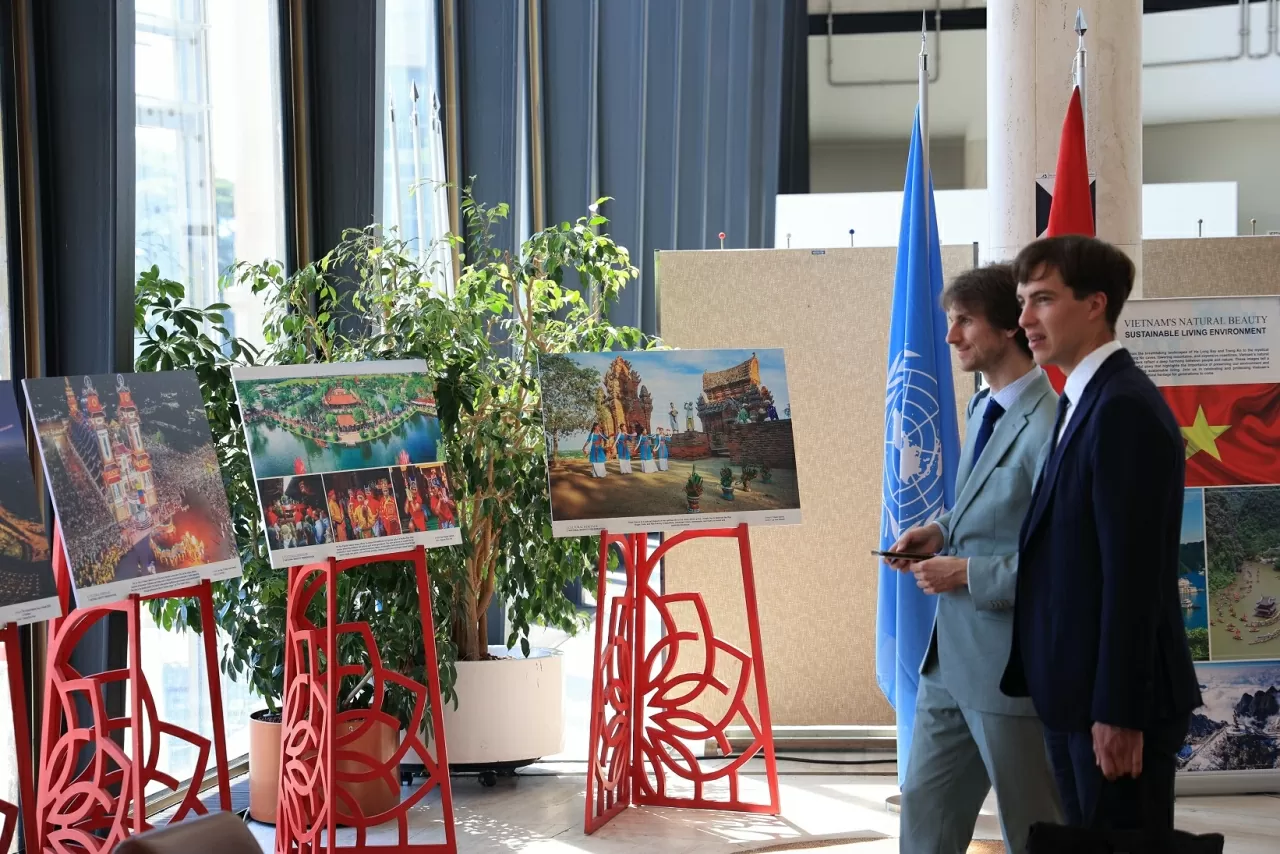 Một Việt Nam bản sắc, nhân văn và hội nhập qua những bức ảnh sống động tại Geneva, Thụy Sỹ Một Việt Nam bản sắc, nhân văn và hội nhập qua những bức ảnh sống động tại Geneva, Thụy Sỹ