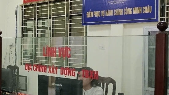 Hà Nội: Cán bộ xã đảo đi đò đến nơi làm việc trong ngày đầu vận hành chính quyền hai cấp