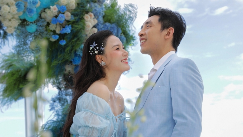 Kỷ niệm một năm ngày cưới, vợ chồng diễn viên Midu chọn chủ đề sắc xanh-trắng của biển cả và cát