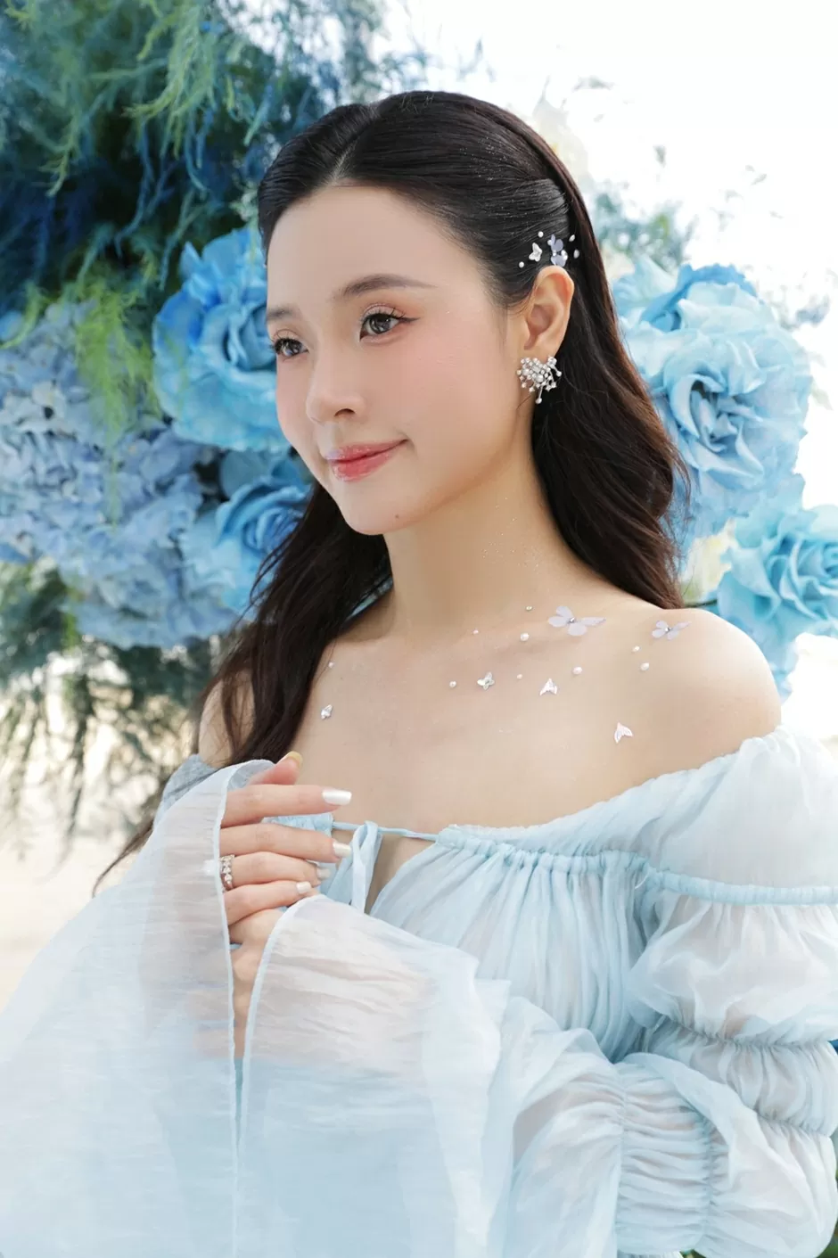 thời trang diễn viên Midu kỷ niệm một năm ngày cưới, sắc xanh trắng của biển cả