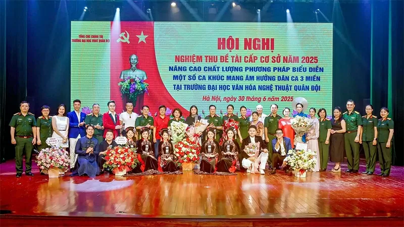 NSƯT Hương Giang đã để lại những ấn tượng đặc biệt trong giảng dạy, nghiên cứu và thực hành biểu diễn ca khúc mang âm hưởng dân ca