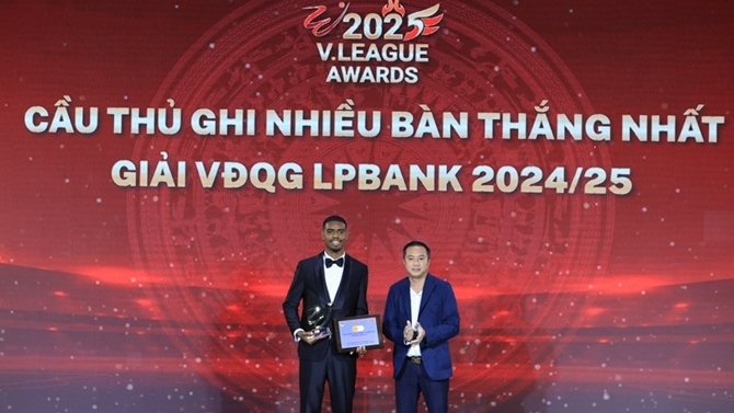 Tiền đạo CLB CAHN Alan Grafite giành giải Cầu thủ hay nhất V-League 2024/25