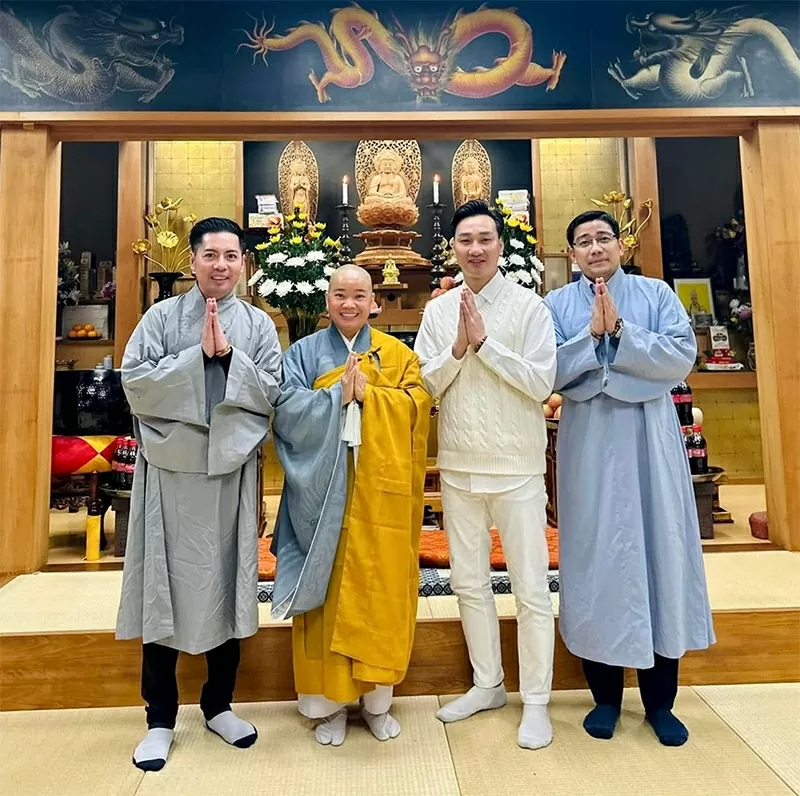 (Thứ hai từ trái sang): Sư cô Thích Tâm Trí; MC Thành Trung và doanh nhân Phạm Đình Thương tại chùa Đại Ân – Nhật Bản. (Thứ hai từ trái sang): Sư cô Thích Tâm Trí; MC Thành Trung và doanh nhân Phạm Đình Thương tại chùa Đại Ân – Nhật Bản.