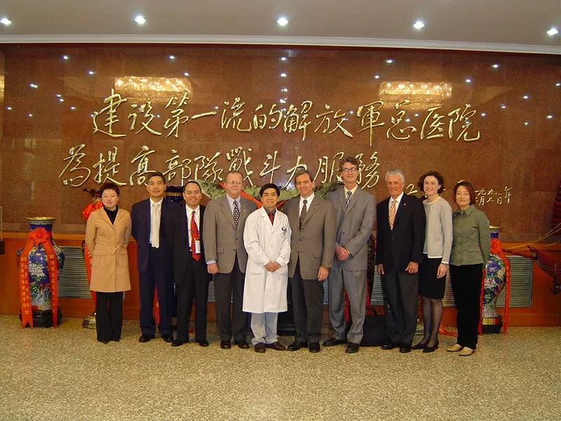 Năm 1994, Giáo sư Michael Wolk, Chủ tịch Hội Tim mạch Mỹ và Giáo sư Thạch Nguyễn (thứ ba từ trái sang) cùng các giảng viên Mỹ khác đến Bệnh viện Trung ương Quân đội 301 để giảng dạy cho bác sĩ tại đây.