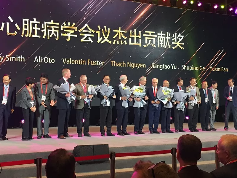 Trong một buổi lễ vinh danh các Giáo sư nước ngoài đóng góp vào sự phát triển của ngành tim mạch tại Trung Quốc.