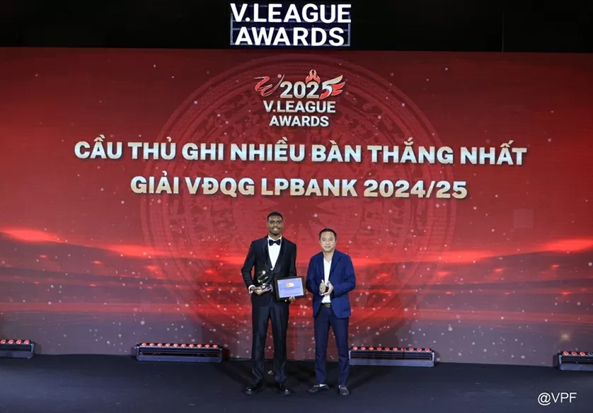 Tiền đạo CLB Công an Hà Nội Alan Grafite giành giải Cầu thủ hay nhất V-League 2024/25