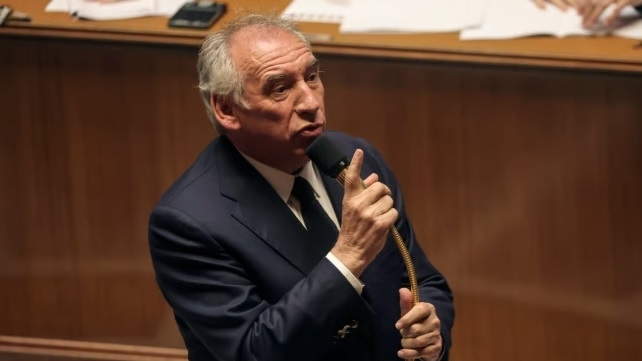 Thủ tướng Pháp một lần nữa vượt 'ải' bất tín nhiệm