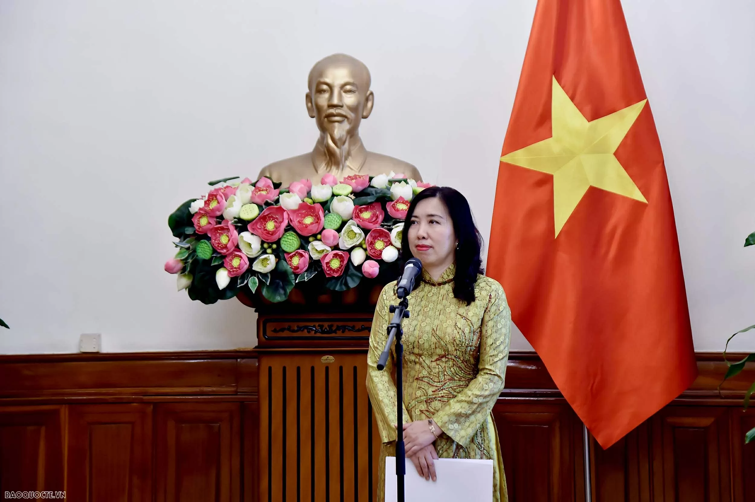 Thứ trưởng Ngoại giao Lê Thị Thu Hằng trao Giấy chứng nhận cho Báo Financial News Hàn Quốc thường trú tại Việt Nam Thứ trưởng Ngoại giao Lê Thị Thu Hằng trao Giấy chứng nhận cho Báo Financial News Hàn Quốc thường trú tại Việt Nam