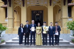 Bộ Ngoại giao trao Giấy phép thành lập Văn phòng thường trú cho báo Financial News, Hàn Quốc