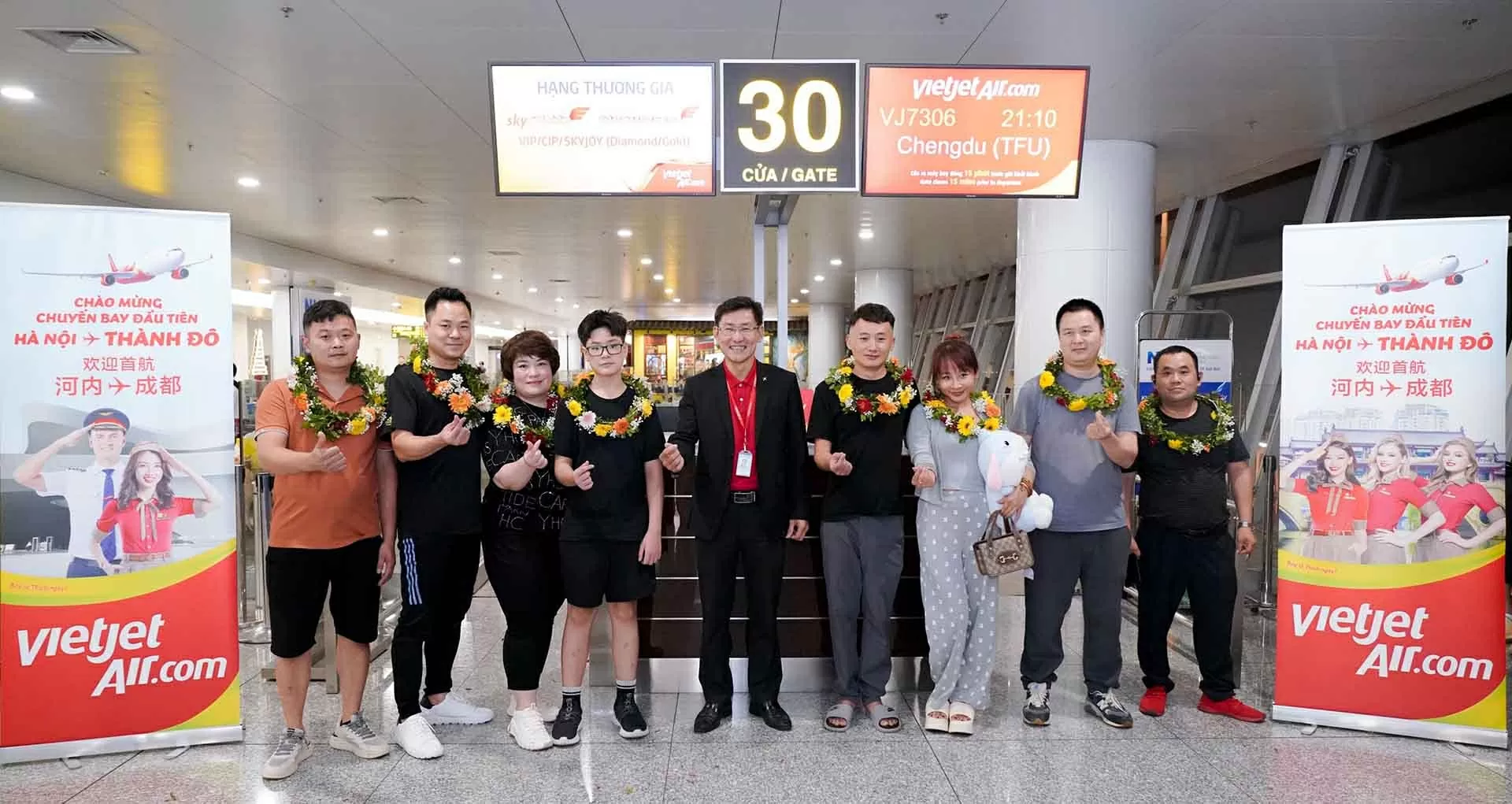 Lãnh đạo Vietjet chào mừng chuyến bay khai trương Hà Nội - Thành Đô cùng tổ bay và hành khách từ sân bay quốc tế Nội Bài Lãnh đạo Vietjet chào mừng chuyến bay khai trương Hà Nội - Thành Đô cùng tổ bay và hành khách từ sân bay quốc tế Nội Bài
