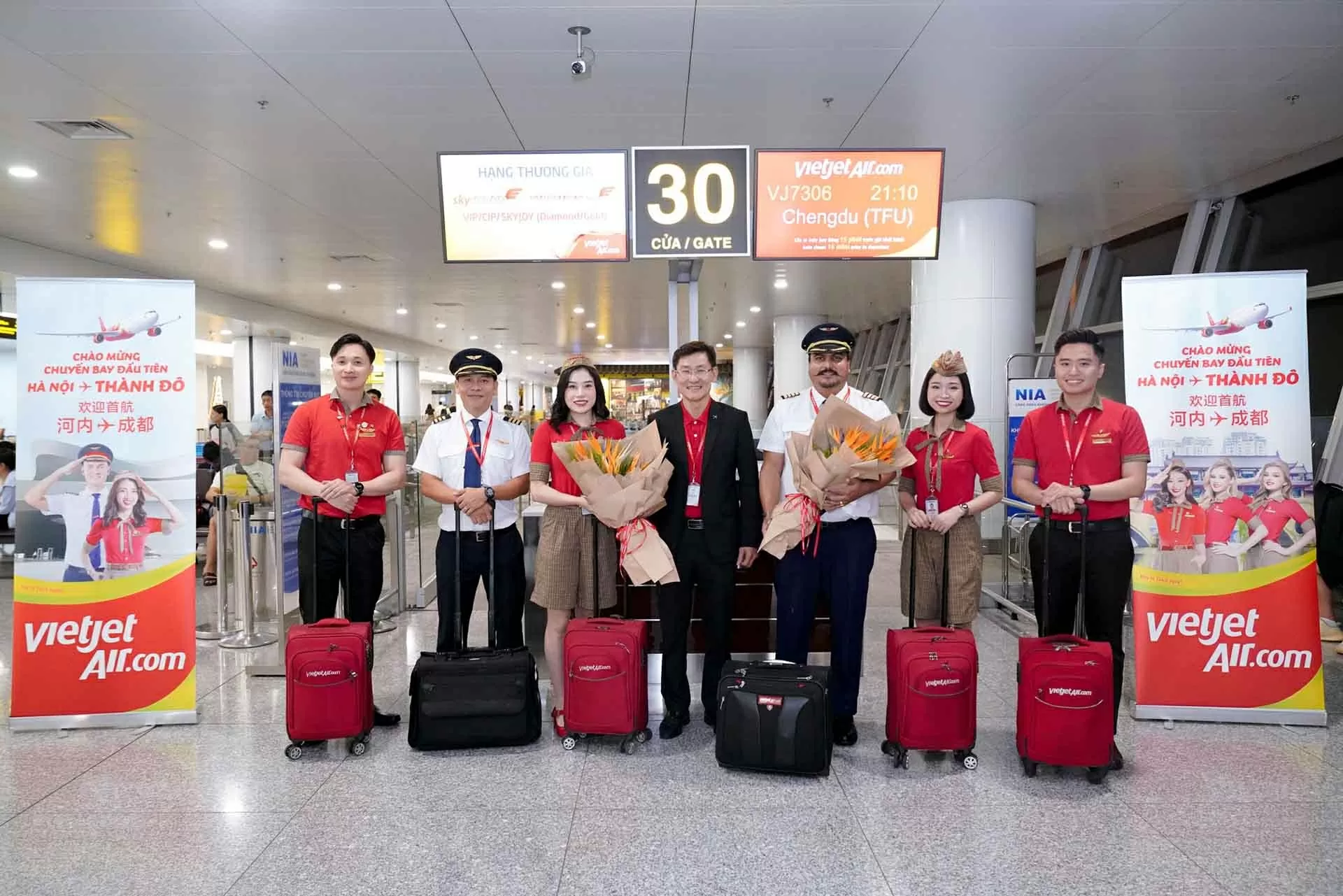 Lãnh đạo Vietjet chào mừng chuyến bay khai trương Hà Nội - Thành Đô cùng tổ bay và hành khách từ sân bay quốc tế Nội Bài