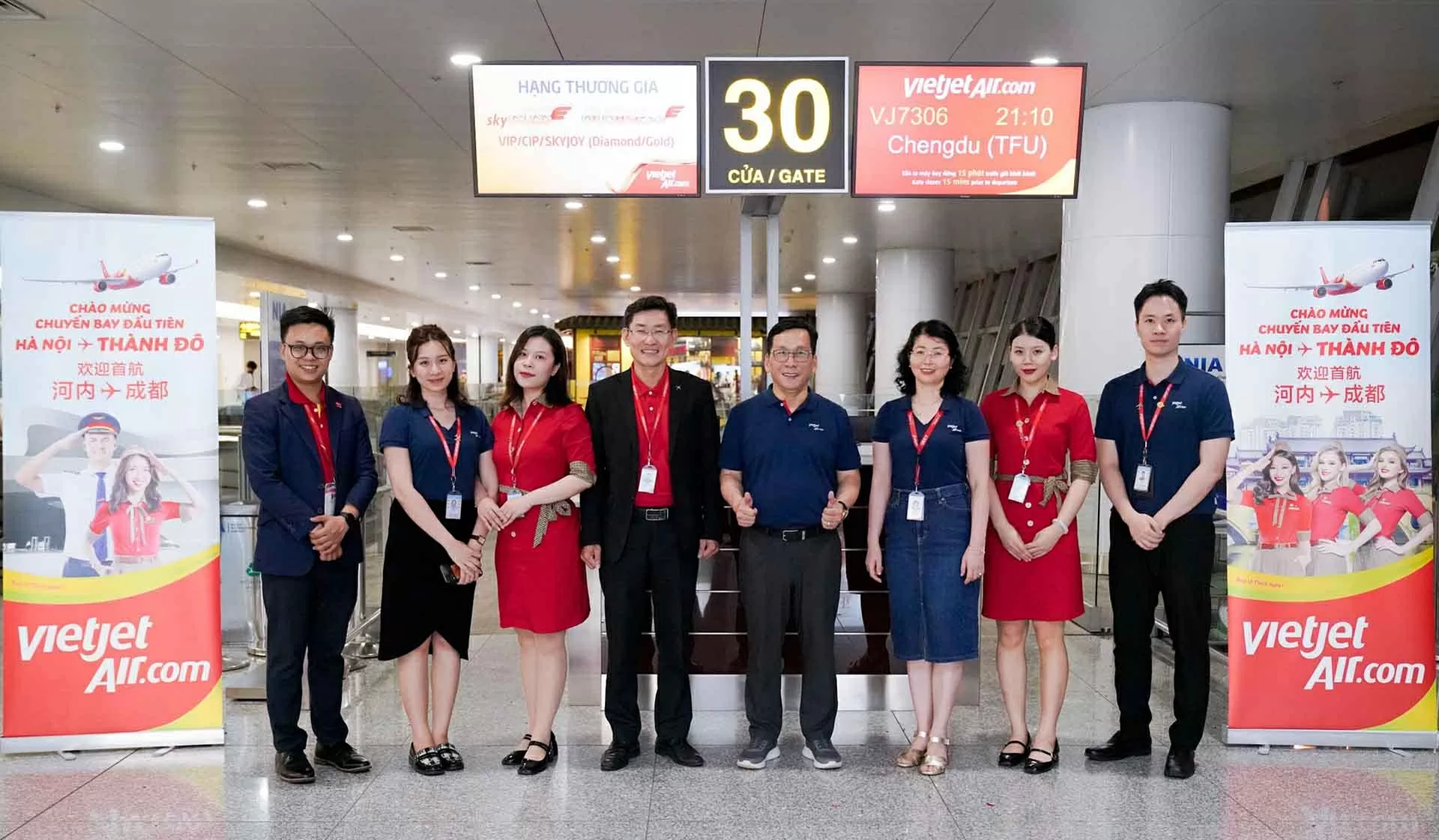 Lãnh đạo Vietjet chào mừng chuyến bay khai trương Hà Nội - Thành Đô cùng tổ bay và hành khách từ sân bay quốc tế Nội Bài Lãnh đạo Vietjet chào mừng chuyến bay khai trương Hà Nội - Thành Đô cùng tổ bay và hành khách từ sân bay quốc tế Nội Bài