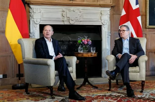 Thủ tướng Keir Starmer và cựu Thủ tướng Đức Olaf Scholz đã đặt nền móng cho hiệp ước này trong tuyên bố chung vào mùa hè năm ngoái, cam kết hợp tác chặt chẽ hơn về hòa bình, an ninh và tăng trưởng kinh tế. EPA` Thủ tướng Keir Starmer và cựu Thủ tướng Đức Olaf Scholz đã đặt nền móng cho hiệp ước này trong tuyên bố chung vào mùa hè năm ngoái, cam kết hợp tác chặt chẽ hơn về hòa bình, an ninh và tăng trưởng kinh tế. EPA`