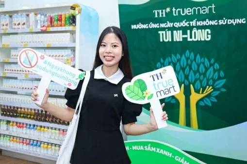 Quỳnh Chi hào hứng chụp ảnh check-in cùng các hashtag cầm tay.