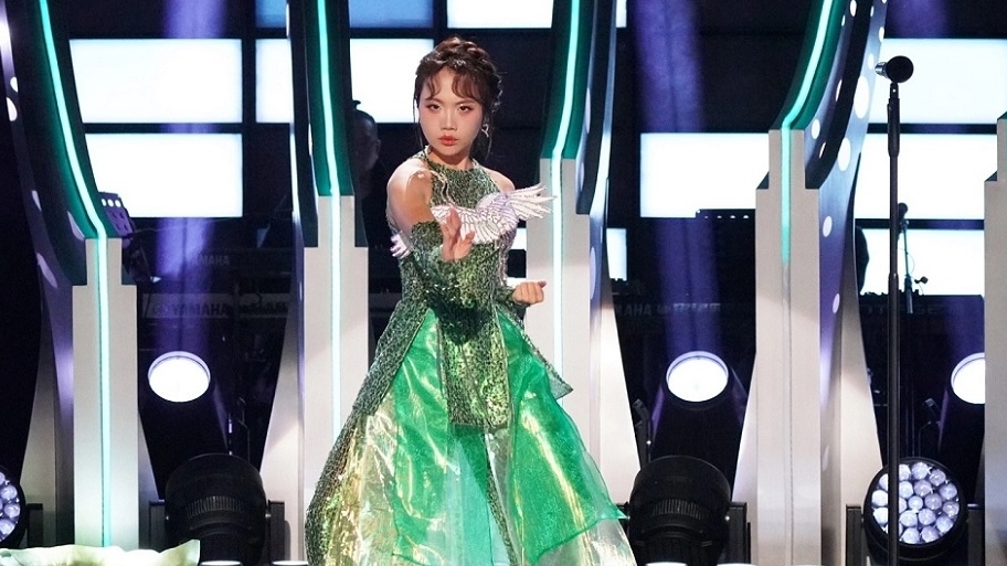 Trang phục đậm văn hóa Việt giúp Phương Mỹ Chi hoàn thiện phong cách trên sân khấu giọng ca châu Á