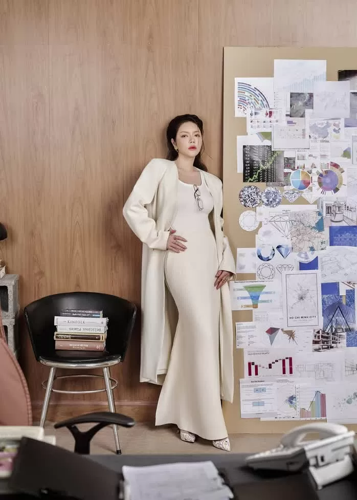 Lý Nhã Kỳ hóa quý cô công sở